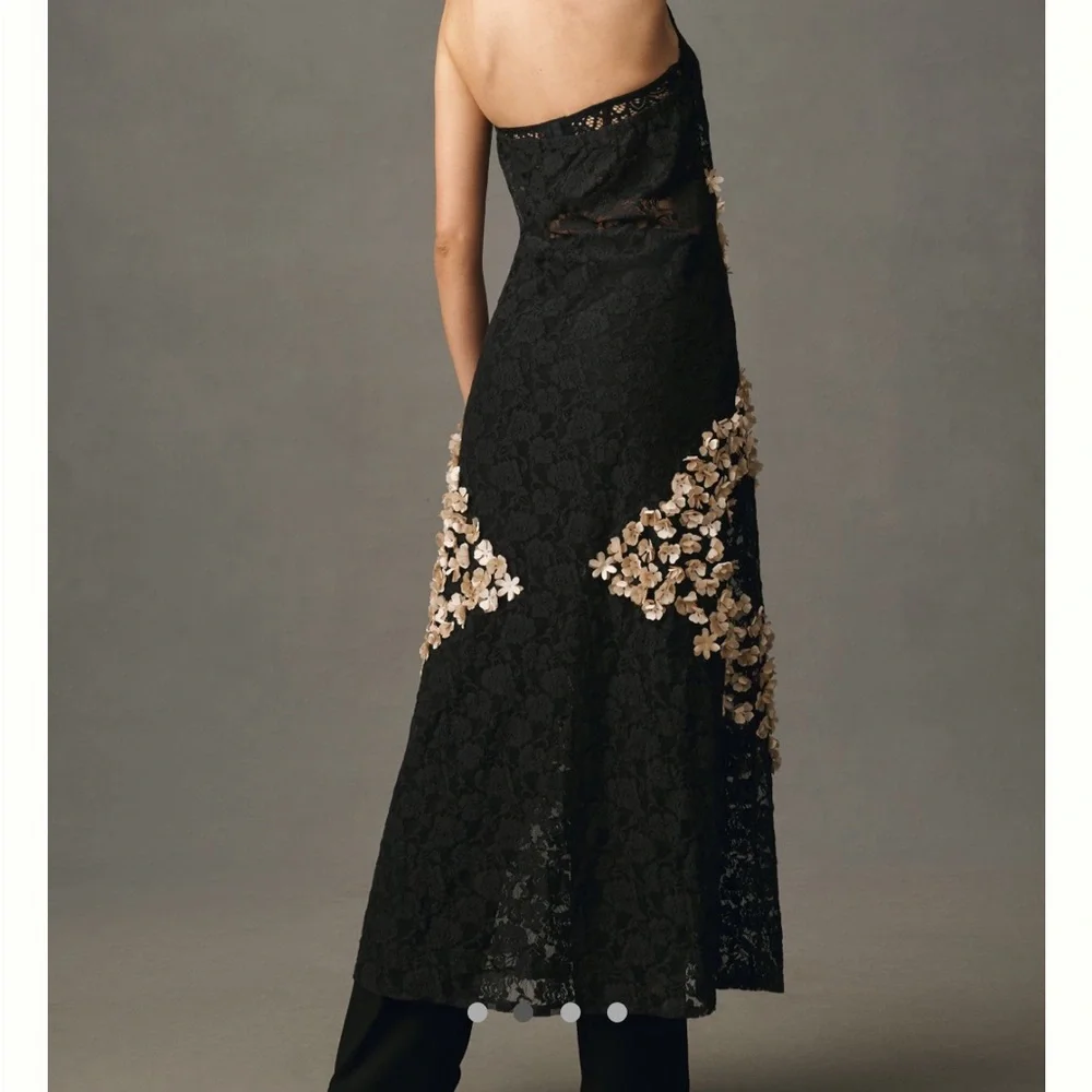 Elegant lace floral appliqué tunic - Picture 2 of 3